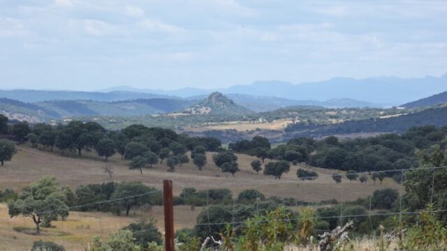Het dorpje Bohonal moet daar liggen, na een fietstocht over zandwegen. Het dorpje Bohonal moet daar liggen, na een fietstocht over zandwegen.